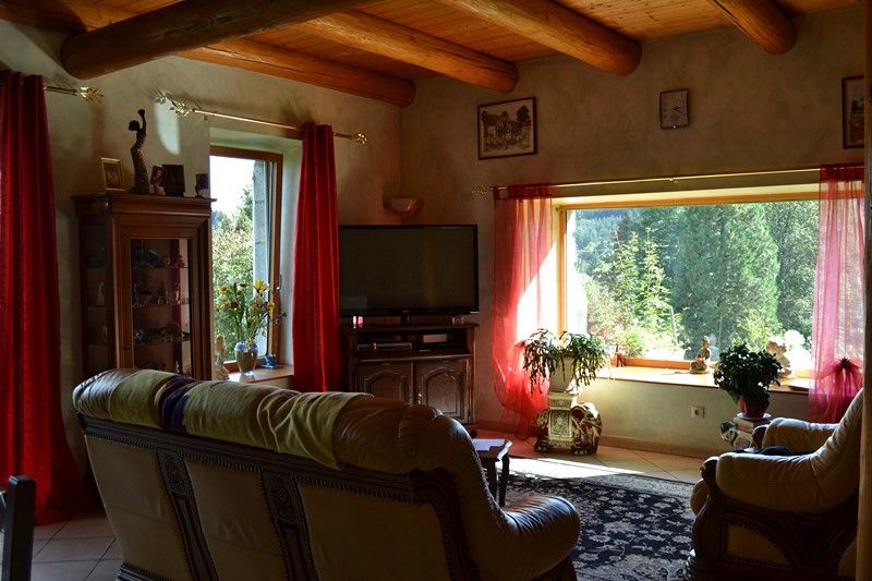 Ferme rénovée Le Chambon sur Lignon  Appartement indépendant. Nombreuses dépendances. Proche village.